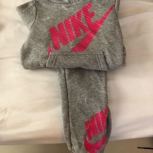 Toddler girls Nike outfit. Never worn. Size 3T.